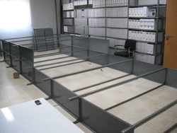Montaje de la segunda fila de estanter&iacute;as de uno de los m&oacute;dulos centrales del dep&oacute;sito del Archivo.