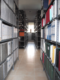 Perspectiva del dep&oacute;sito del Archivo  entre los cuerpos de estanter&iacute;a del pasillo central