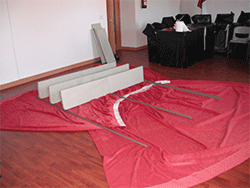 Para montar las estanter&iacute;as sin rayar el parqu&eacute; del suelo empleamos unas cortinas en desuso que encontramos en el Archivo. 