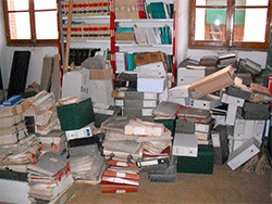 Parte de la documentaci&oacute;n del Archivo Municipal a nuestra llegada en julio de 2010.