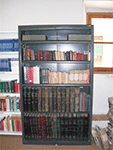 Estanter&iacute;a con libros de finales del siglo XIX y principios del XX, y 