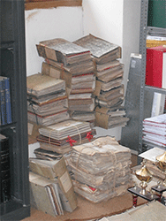 Documentos y revistas enlegajadas bajo el quicio de la ventana.