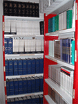 Otra perspectiva de las estanter&iacute;as con revistas y libros.