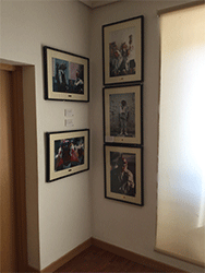 Conjunto de 5 fotograf&iacute;as de la exposici&oacute;n ubicadas en la pared derecha de la Alcald&iacute;a