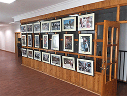 Parte central de la exposici&oacute;n con el grueso de las fotograf&iacute;as expuestas.