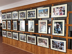 Otra imagen con las fotograf&iacute;as expuestas en la parte central de la Sala