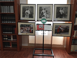 Mesa con fotograf&iacute;as de la exposici&oacute;n y un atril con el Libro "La Fiesta del Corpus Christi en Castilla-La Mancha" para ampliar la informaci&oacute;n de las fotograf&iacute;as de la exposici&oacute;n.