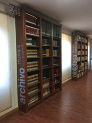 Estanter&iacute;as con vinilos que indican que nos encontramos en la Sala de Consulta del Archivo Municipal y en la Biblioteca Auxiliar Especializada del Ayuntamiento.