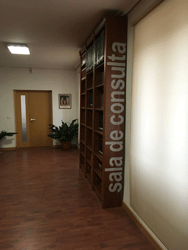 Costado de otra de las estanter&iacute;as de la Sala de Consulta del Archivo Municipal.
