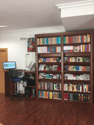 Estanter&iacute;a que sostiene algunas de las cabeceras de las revistas que conforman la Hemeroteca Auxiliar Especializada. Tambi&eacute;n, el punto de informaci&oacute;n para su consulta.