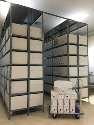 A su sitio. Instante en el que los documentos ingresan en el dep&oacute;sito del Archivo Municipal procedentes de las oficinas para ser instalados en las estanter&iacute;as.