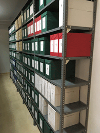 Perspectiva de los cuerpos de estanter&iacute;a que sostienen las unidades de instalaci&oacute;n de la Hemeroteca Auxiliar Especializada.