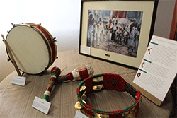Mesa con los instrumentos musicales que se usan la celebraci&oacute;n del Corpus Christi de Camu&ntilde;as (el tambor, las porras y la sonaja)