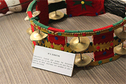 Detalle del instrumento musical "sonaja".
