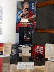 Detalle de la mesa de recursos legislativos hist&oacute;ricos, manuales, libros donados, etc.