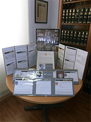 Mesa de recursos "on line" y paneles explicativos