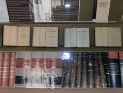 Detalle de algunos libros hist&oacute;ricos expuestos en la mesa central.