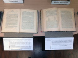 Detalle de dos libros expuestos en la mesa con sus carteles explicativos.